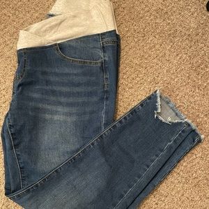 Trendy maternity jeans 💕